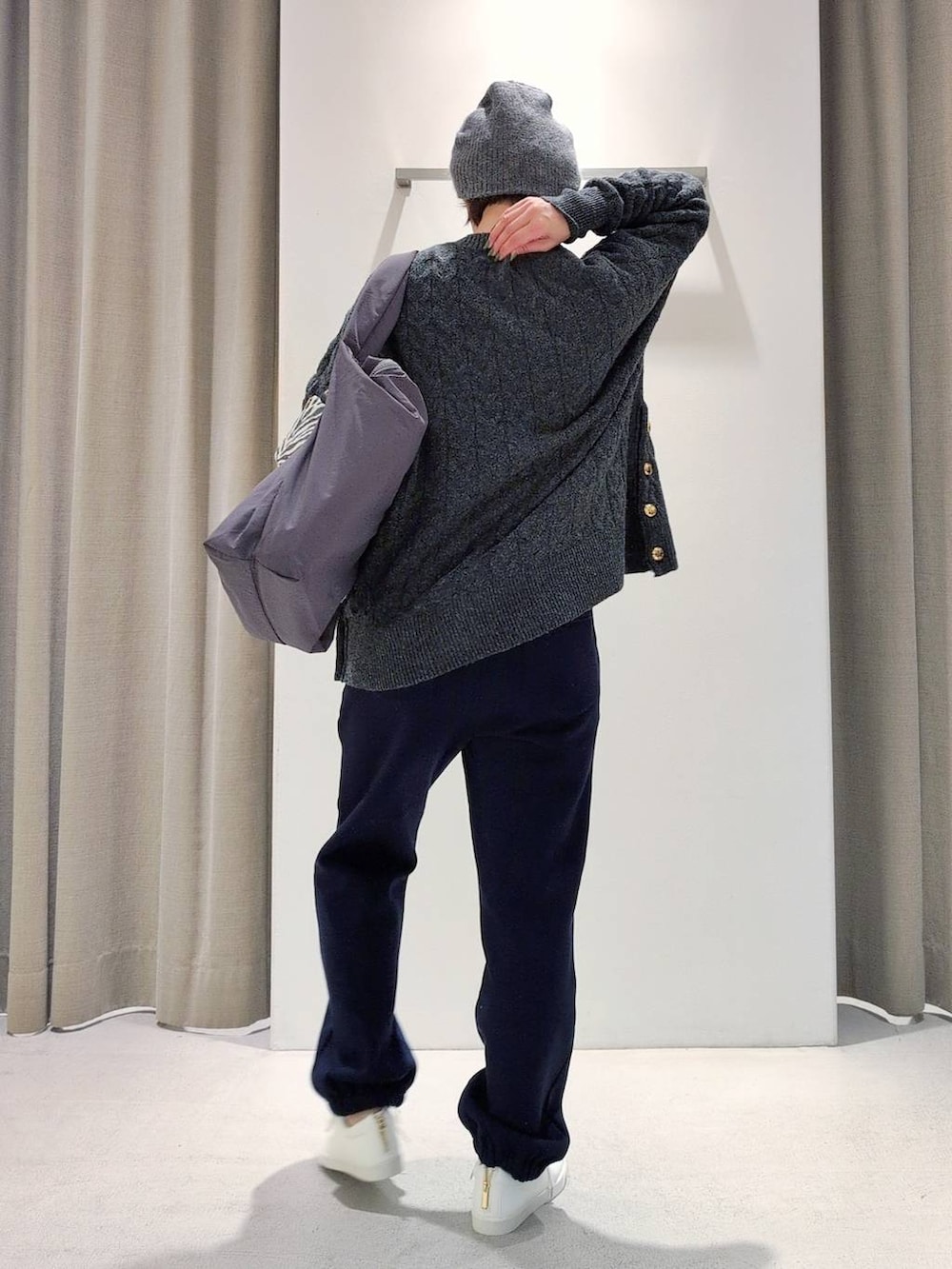 ホワイト系のTシャツ/カットソー、グレー系のショルダーバッグ、グレー系のニット/セーターを着用したレディースの秋コーディネートの8枚目の写真