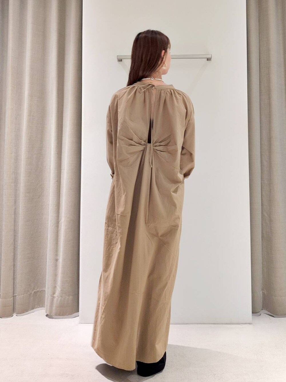 「体型カバー、着痩せ・細見え、きれいめカジュアル、ワンピース、サンダル、パンツ、バッグ、ネックレス、and STセール、and ST SALE、夏コーデ、ベーシック/シンプル、休日コーデ、ママコーデ、ウォッシャブル」｜「BARNYARDSTORMの【Oggi.jp掲載】エディター三尋木奈保さんセレクト / 3WAYロングパールネックレス（ネックレス、その他）」を使った、yoshikuttya0213さん（レディース・164cm）の夏コーディネートの7枚目の写真