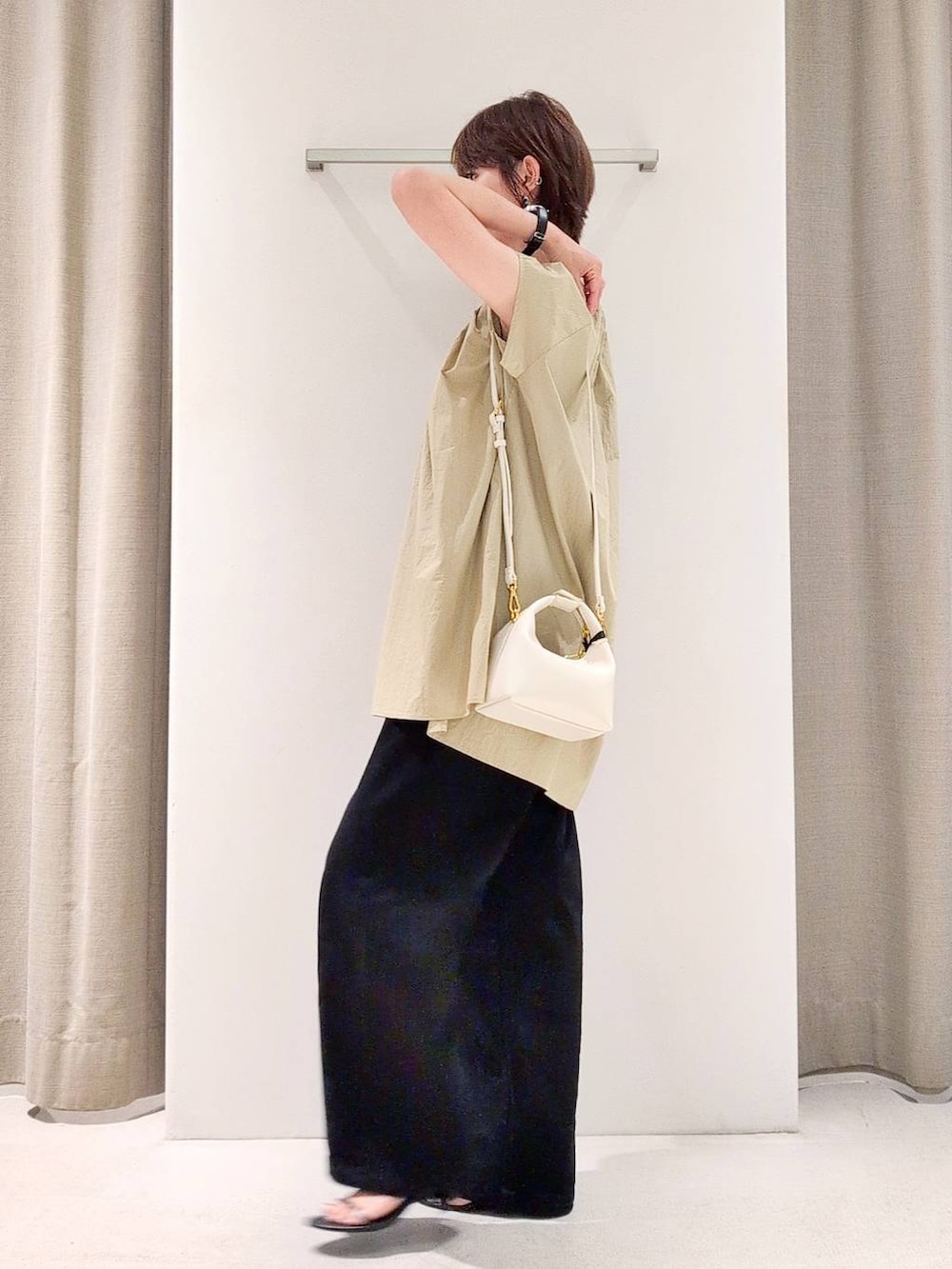「シワ軽減、体型カバー、着痩せ・細見え、ベーシック/シンプル、休日コーデ、ママコーデ、ウォッシャブル、ウエストゴム、きれいめカジュアル、ブラウス、デニムパンツ、サンダル、ネックレス、バッグ、BARNYARDSTORM」｜「BARNYARDSTORMのBARNYARDSTORM / Wストラップミュール2（サンダル、ブラック系）」を使った、yoshikuttya0213さん（レディース・164cm）の夏コーディネートの5枚目の写真
