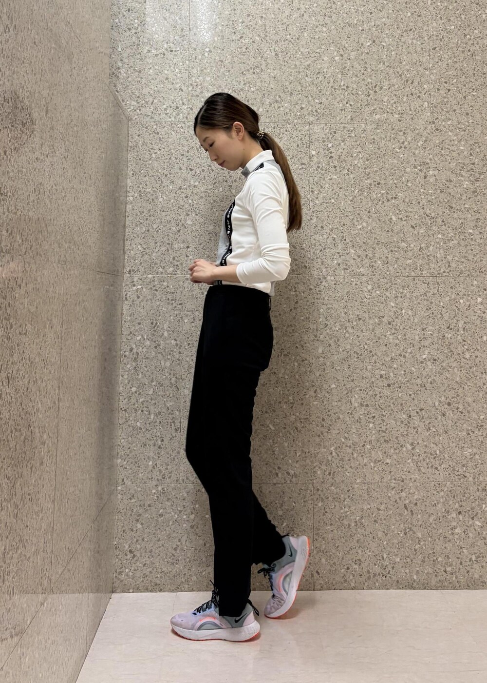 グレー系のTシャツ/カットソーを着用したレディースの秋コーディネートの5枚目の写真