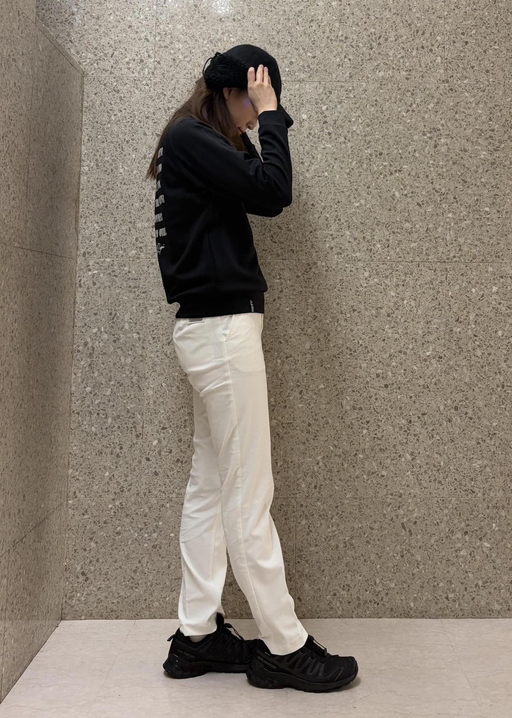 ブラック系のTシャツ/カットソー、ホワイト系のその他パンツ、ブラック系のTシャツ/カットソーを着用したレディースの冬コーディネートの3枚目の写真