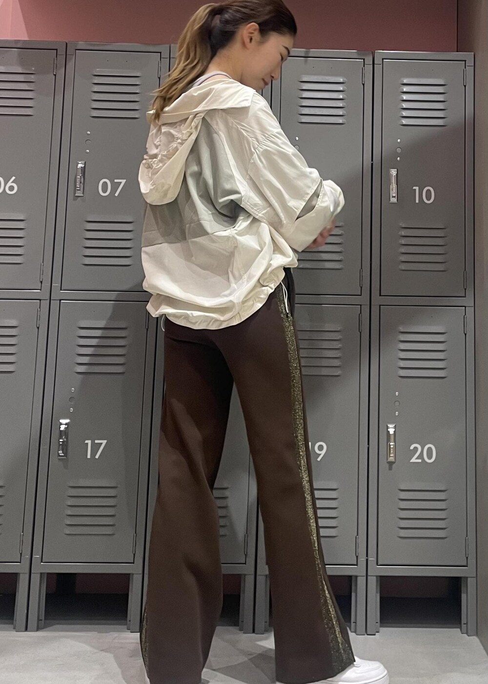 ホワイト系のスニーカー、ホワイト系のその他アウター、ブラウン系のその他パンツを着用したレディースの冬コーディネートの5枚目の写真