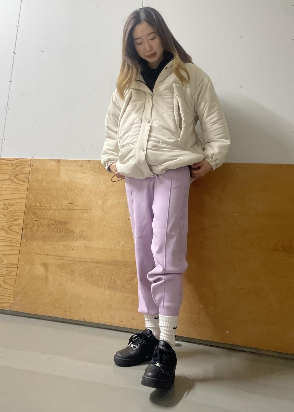 パープル系のその他パンツ、ホワイト系のダウンジャケット/コート、ブラック系のパーカーを着用したレディースの冬コーディネートの2枚目の写真
