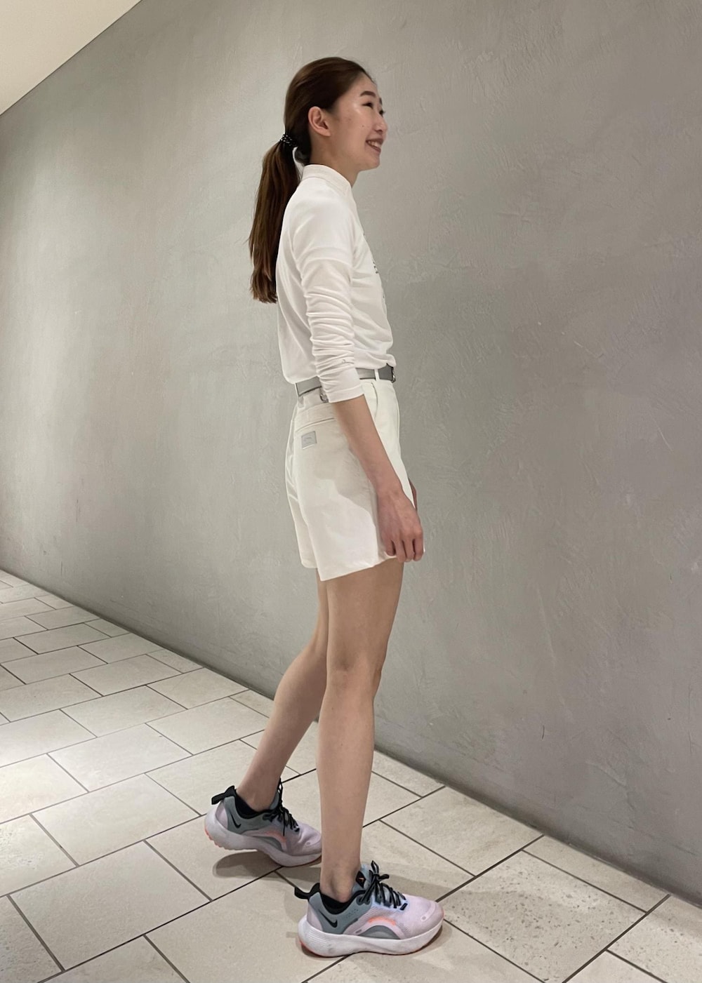 グレー系のTシャツ/カットソー、ホワイト系のその他パンツ、シルバー系のベルトを着用したレディースの春コーディネートの3枚目の写真