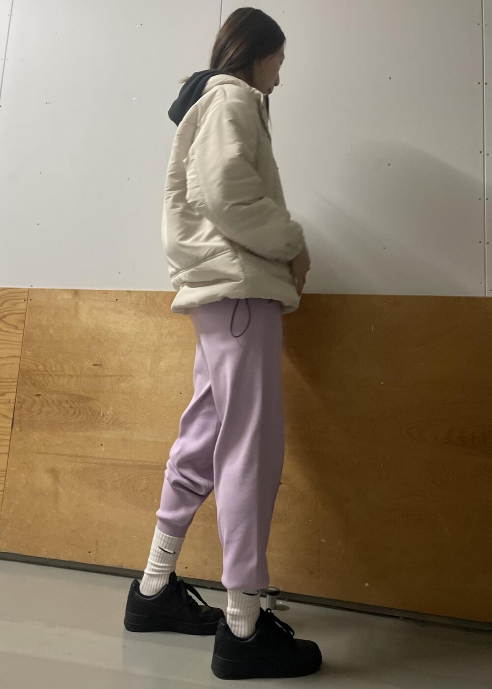 パープル系のその他パンツ、ホワイト系のダウンジャケット/コート、ブラック系のパーカーを着用したレディースの冬コーディネートの5枚目の写真