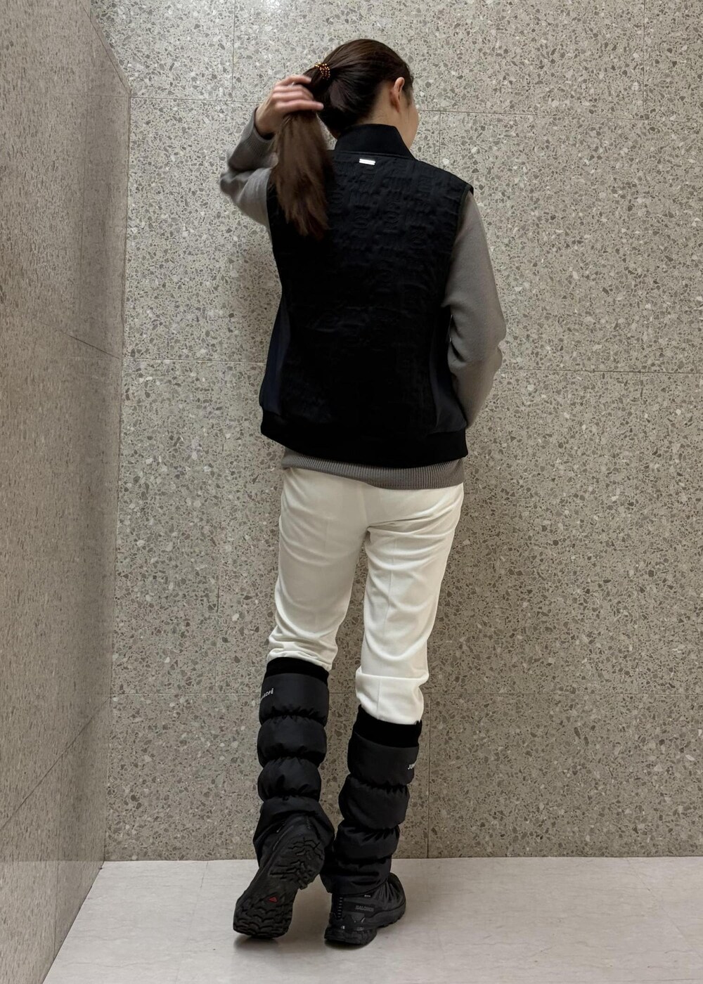ホワイト系のその他パンツ、ベージュ系のニット/セーター、ブラック系のブルゾンを着用したレディースの冬コーディネートの3枚目の写真