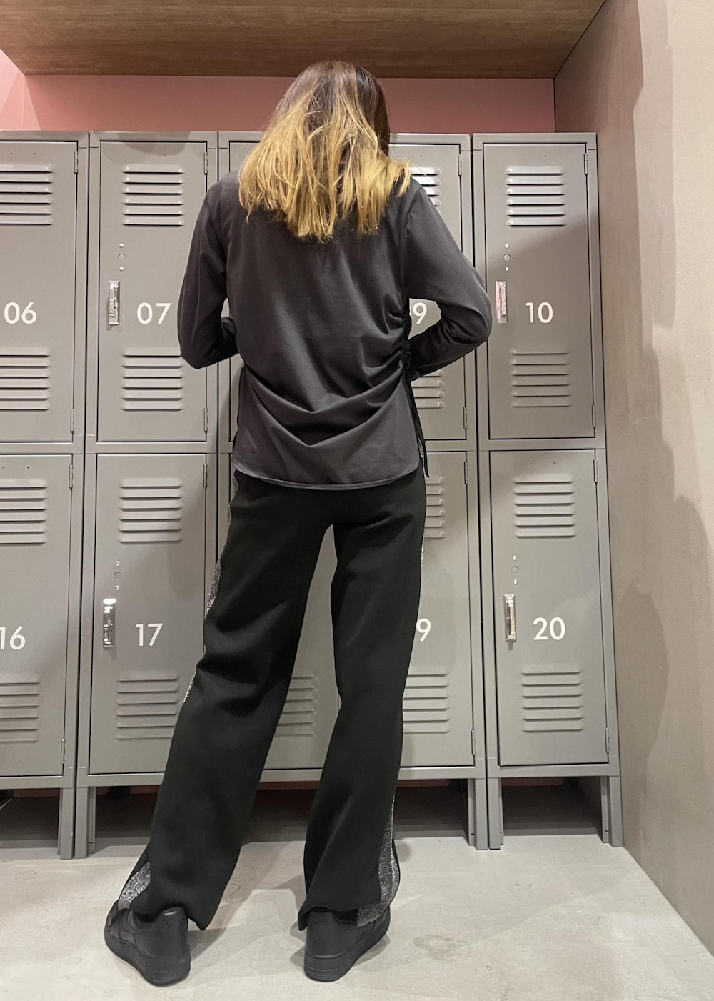 ブラック系のTシャツ/カットソー、ブラック系のスニーカー、ブラック系のその他パンツを着用したレディースの冬コーディネートの4枚目の写真