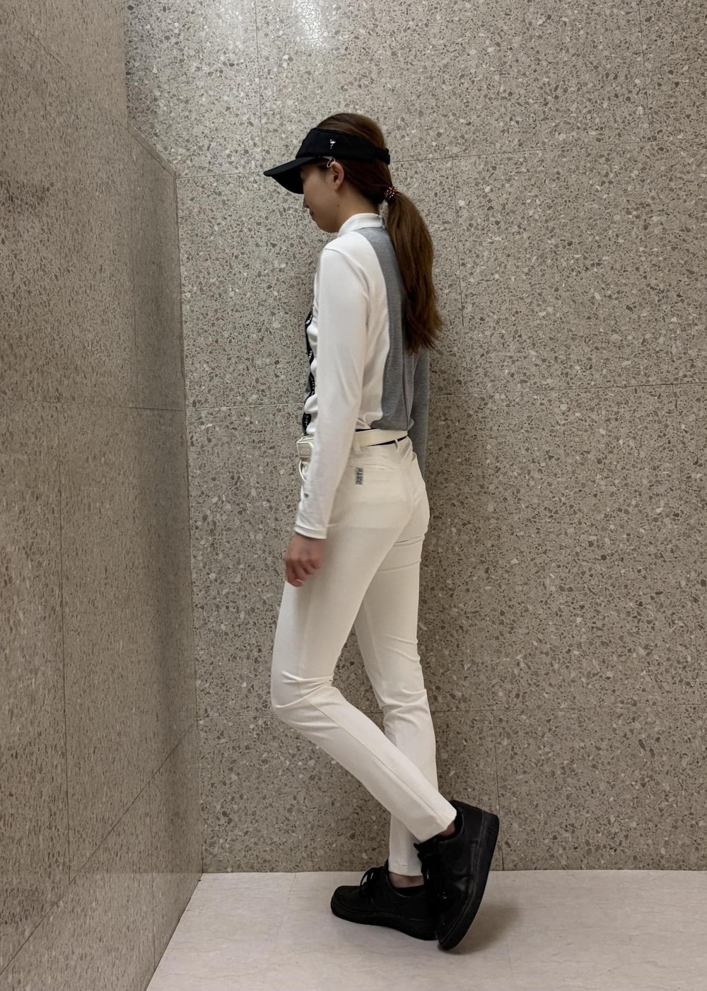 グレー系のTシャツ/カットソー、ホワイト系のその他パンツ、ホワイト系のベルトを着用したレディースの秋コーディネートの2枚目の写真