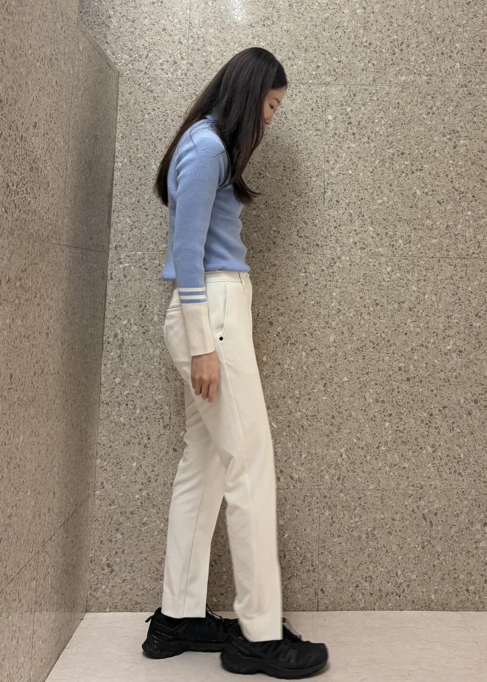 ブルー系のニット/セーターを着用したレディースの秋コーディネートの3枚目の写真