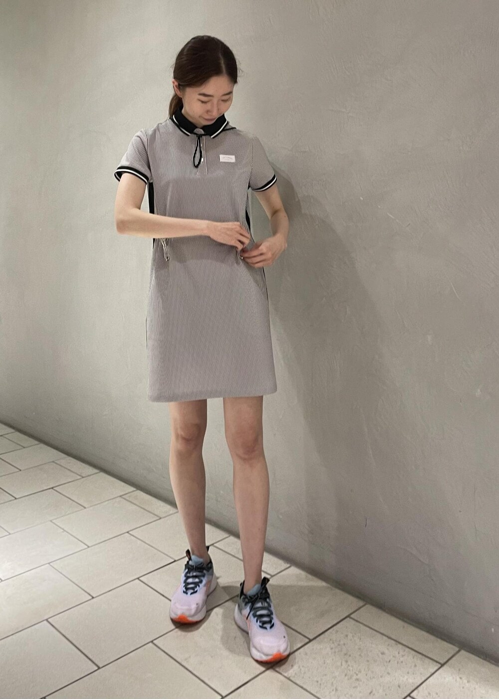 ブラック系のワンピース、ブラック系のハットを着用したレディースの春コーディネートの5枚目の写真