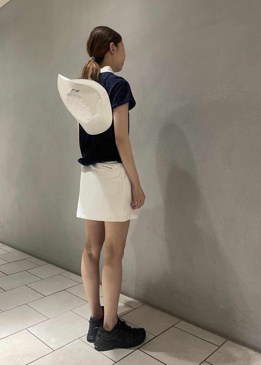 ホワイト系のスカート、ブルー系のTシャツ/カットソー、ホワイト系のハットを着用したレディースの春コーディネートの4枚目の写真