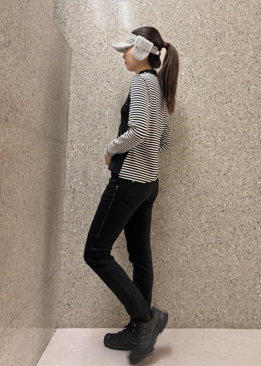 ブラック系のTシャツ/カットソー、ブラック系のその他パンツ、グレー系のサンバイザーを着用したレディースの秋コーディネートの2枚目の写真
