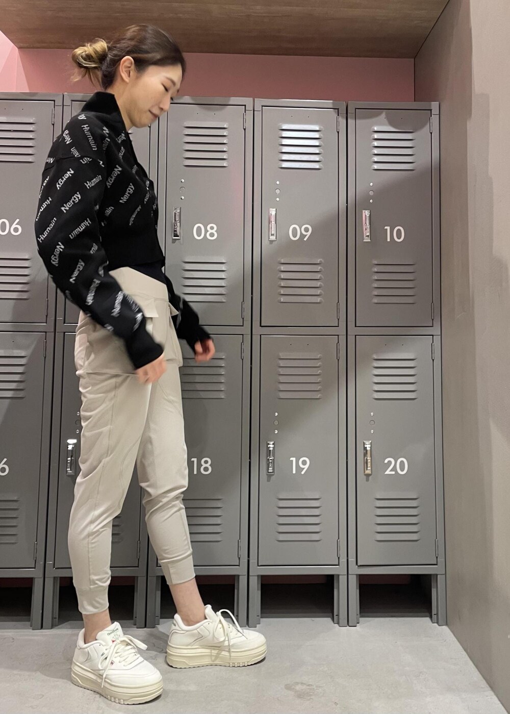 ブラック系のその他アウター、ホワイト系のスニーカー、グレー系のレギンス/スパッツを着用したレディースの冬コーディネートの4枚目の写真