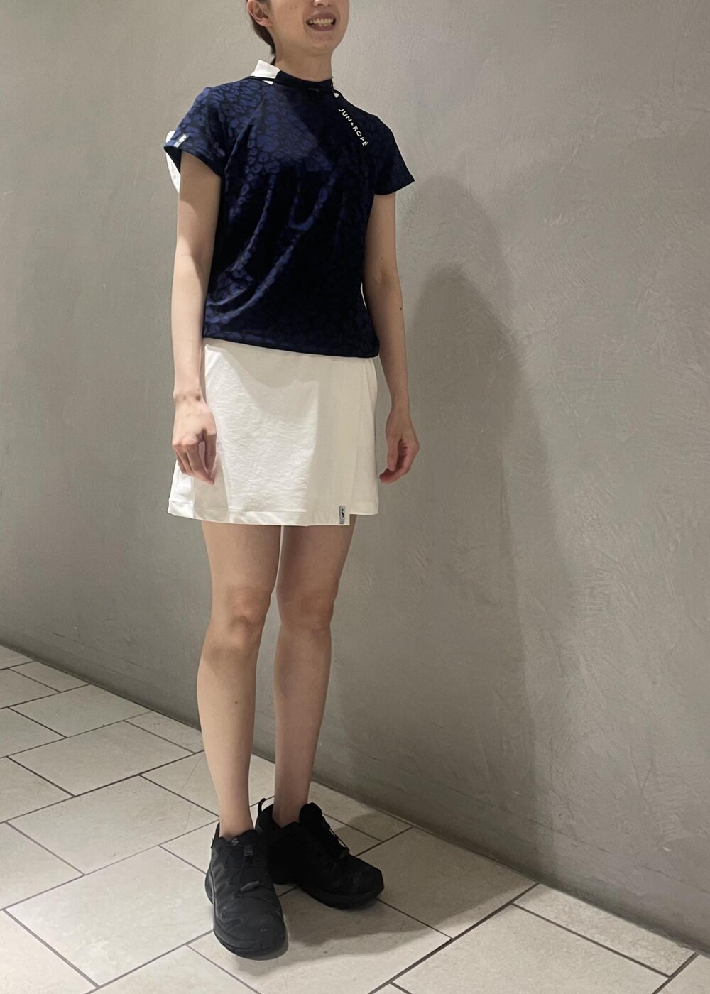 ホワイト系のスカート、ブルー系のTシャツ/カットソー、ホワイト系のハットを着用したレディースの春コーディネートの5枚目の写真