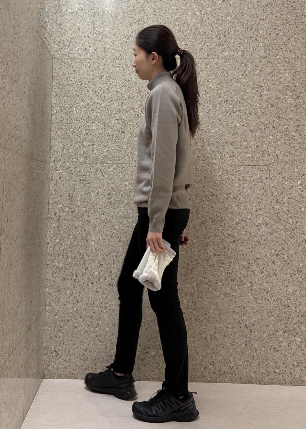 ベージュ系のニット/セーター、ブラック系のその他パンツ、ホワイト系の手袋を着用したレディースの秋コーディネートの3枚目の写真