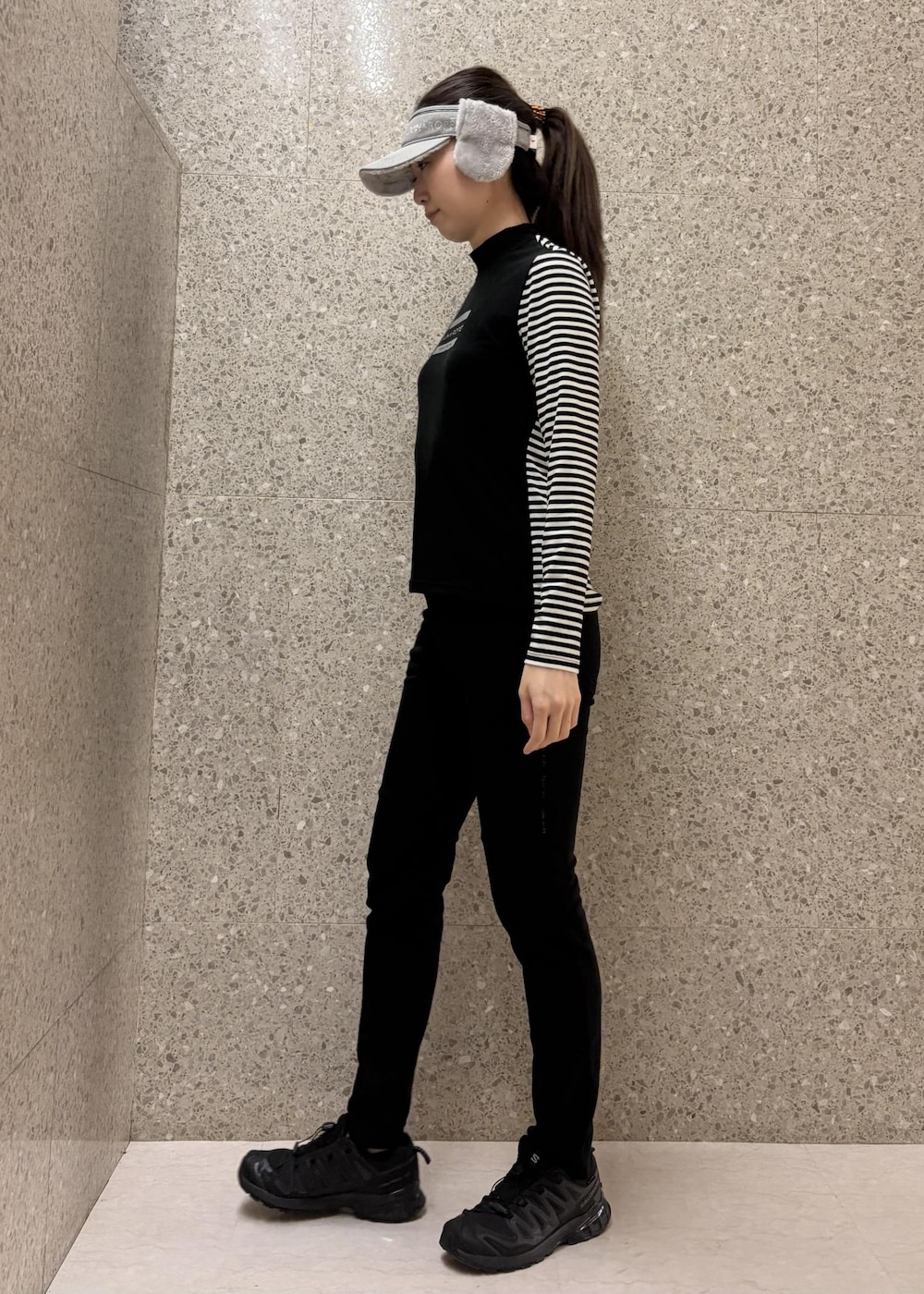 ブラック系のTシャツ/カットソー、ブラック系のその他パンツ、グレー系のサンバイザーを着用したレディースの秋コーディネートの3枚目の写真