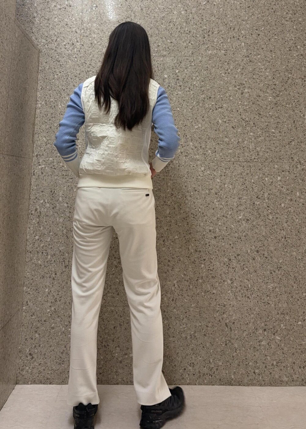 ブルー系のニット/セーター、ホワイト系のブルゾンを着用したレディースの秋コーディネートの4枚目の写真