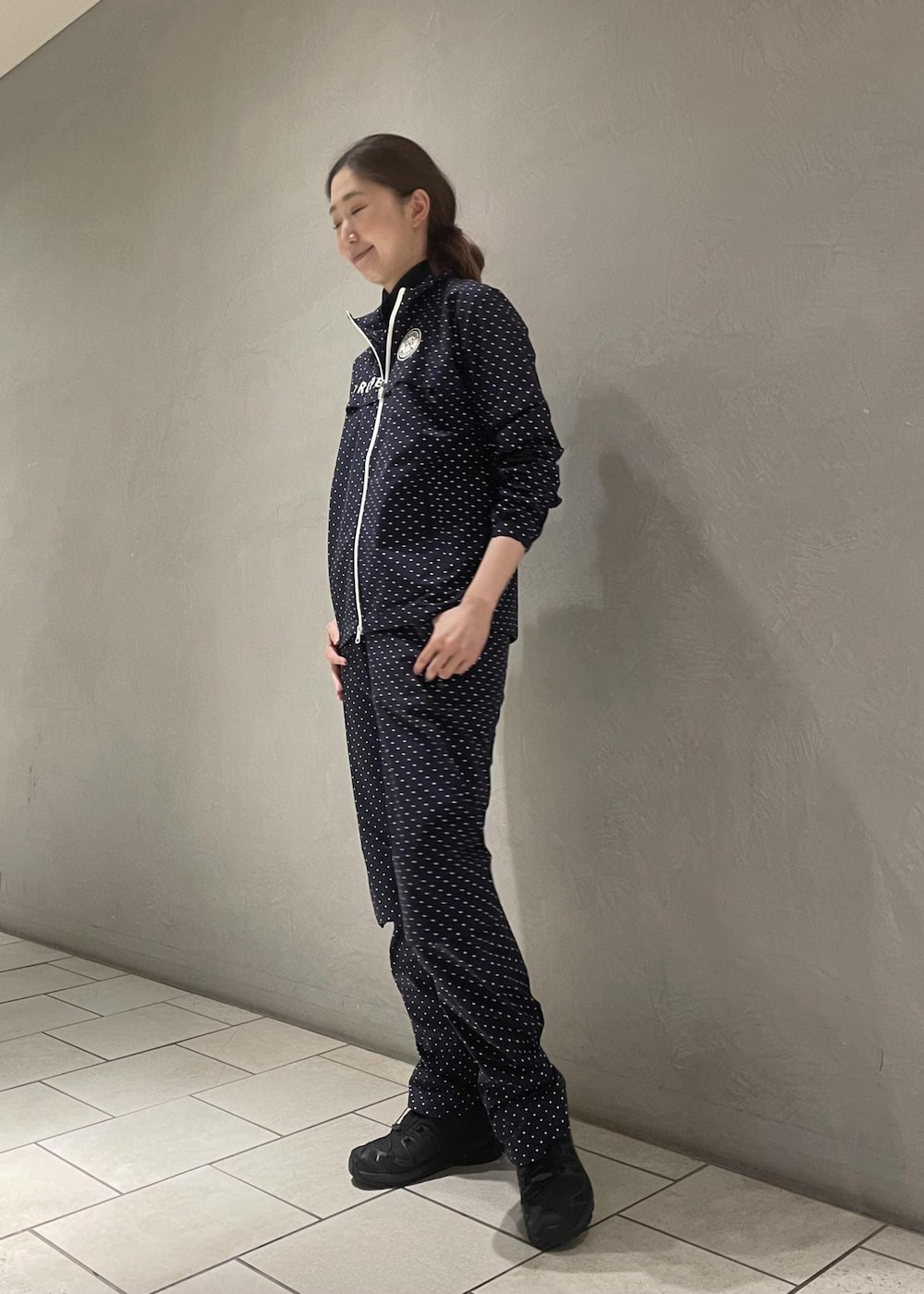 ブルー系のブルゾン、ブルー系のその他パンツを着用したレディースの春コーディネートの2枚目の写真