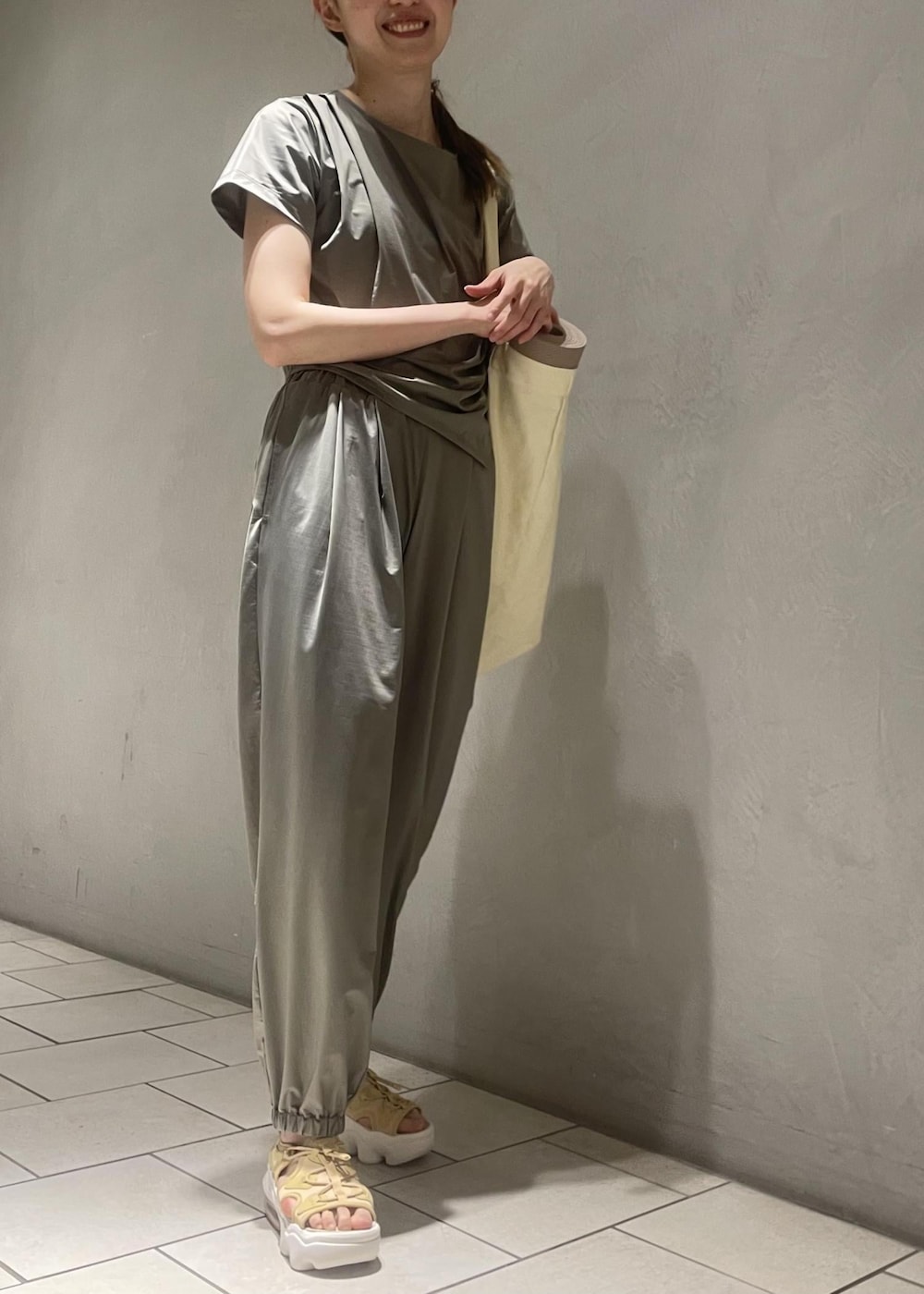 ベージュ系のサンダル、グリーン系のTシャツ/カットソー、グリーン系のカーゴパンツを着用したレディースの夏コーディネートの3枚目の写真