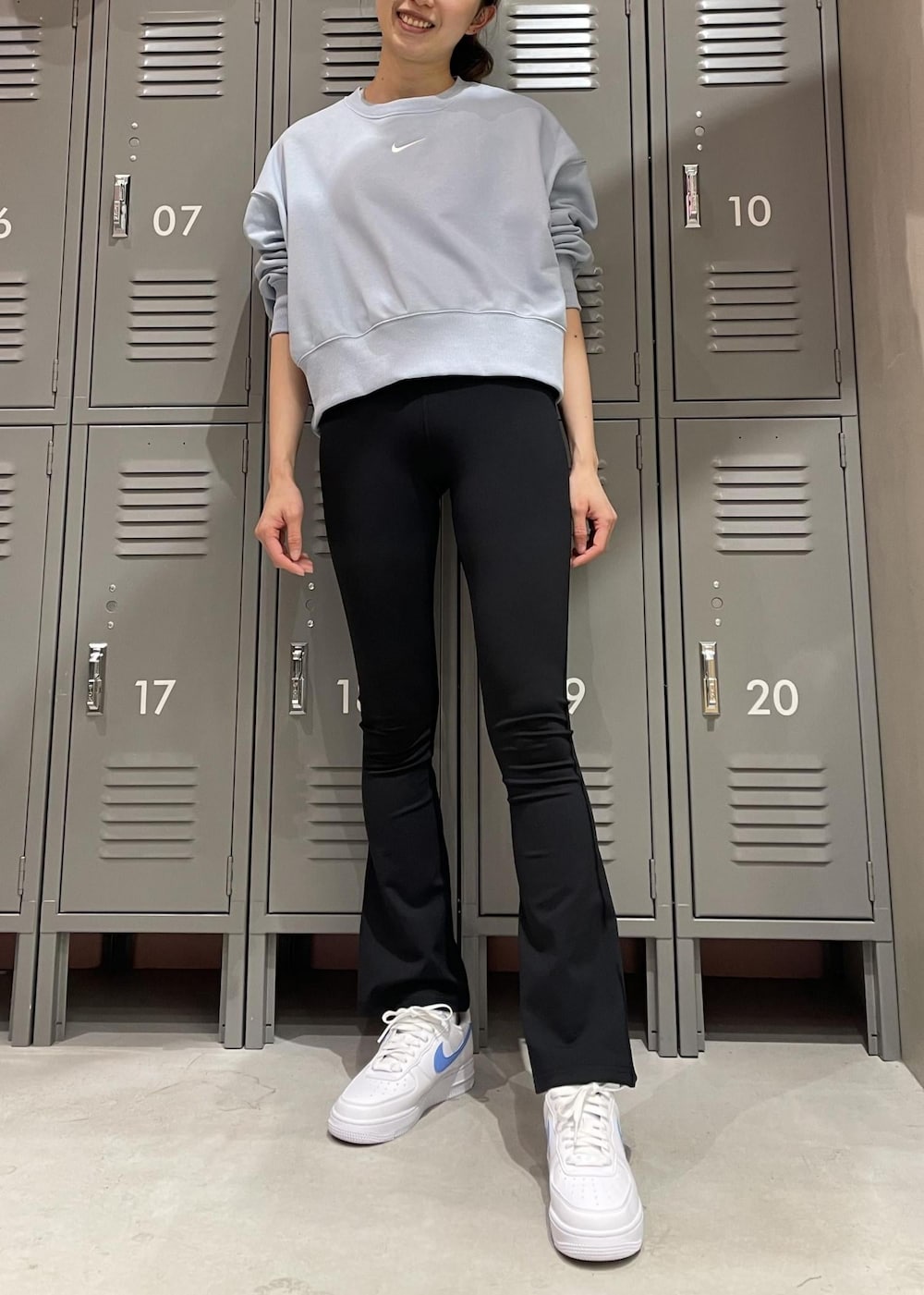 ホワイト系のスニーカー、ブルー系のスウェット、ブラック系のその他パンツを着用したレディースの冬コーディネートの2枚目の写真