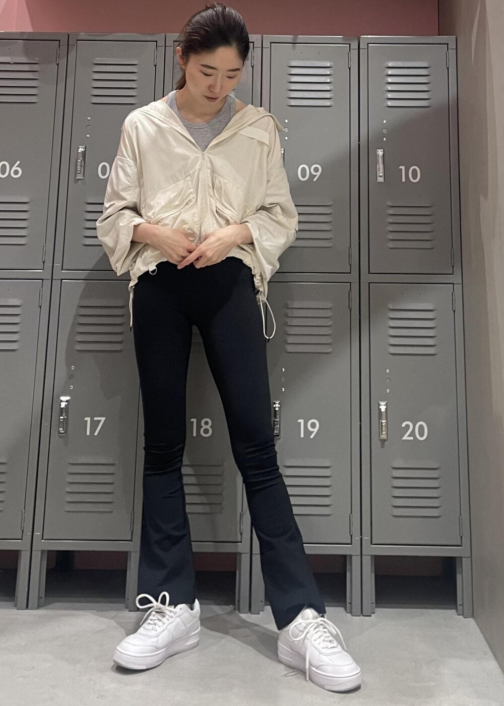 ホワイト系のスニーカー、ホワイト系のその他アウター、グレー系のタンクトップを着用したレディースの冬コーディネートの4枚目の写真