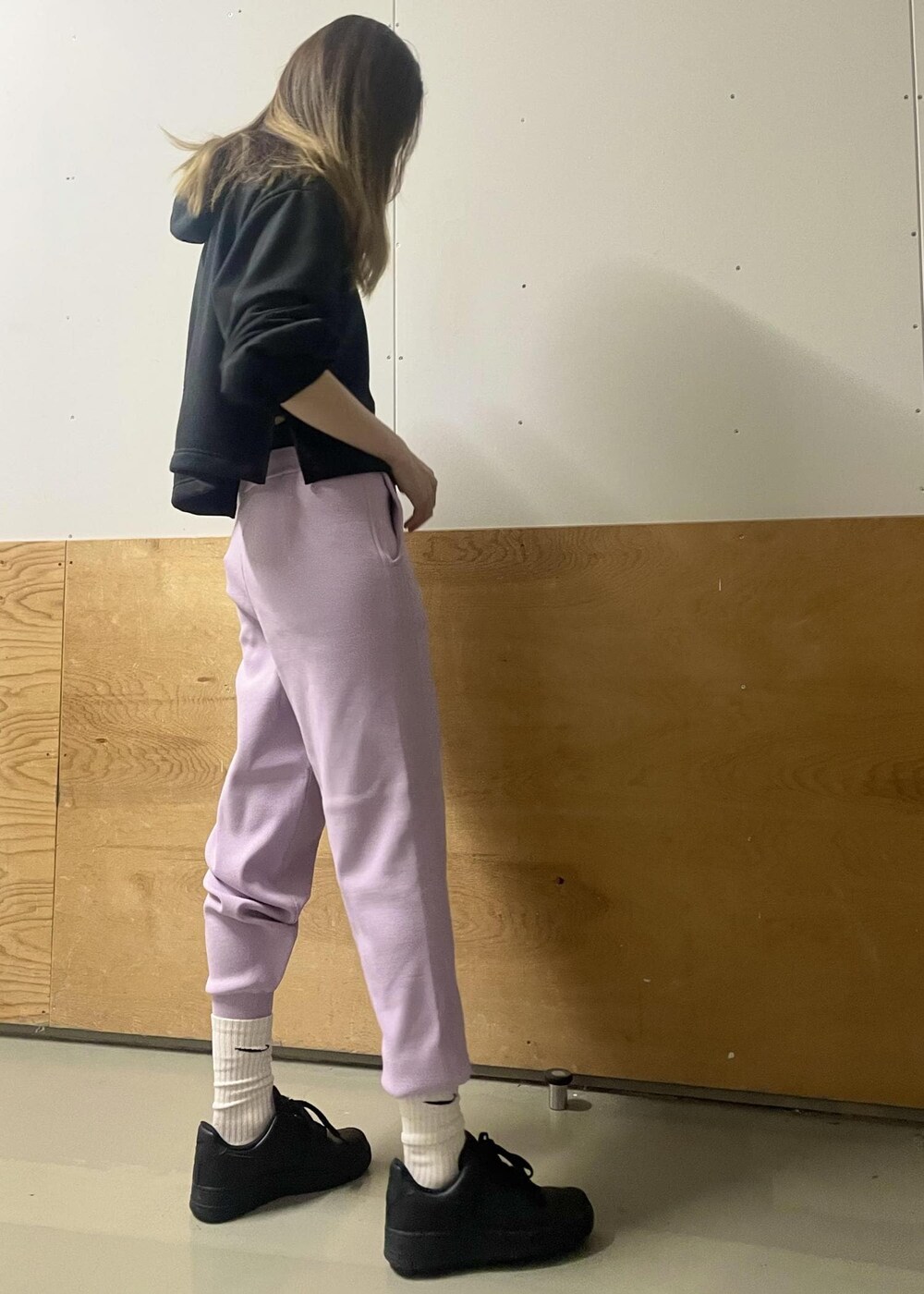パープル系のその他パンツ、ホワイト系のパーカー、ブラック系のスニーカーを着用したレディースの冬コーディネートの4枚目の写真