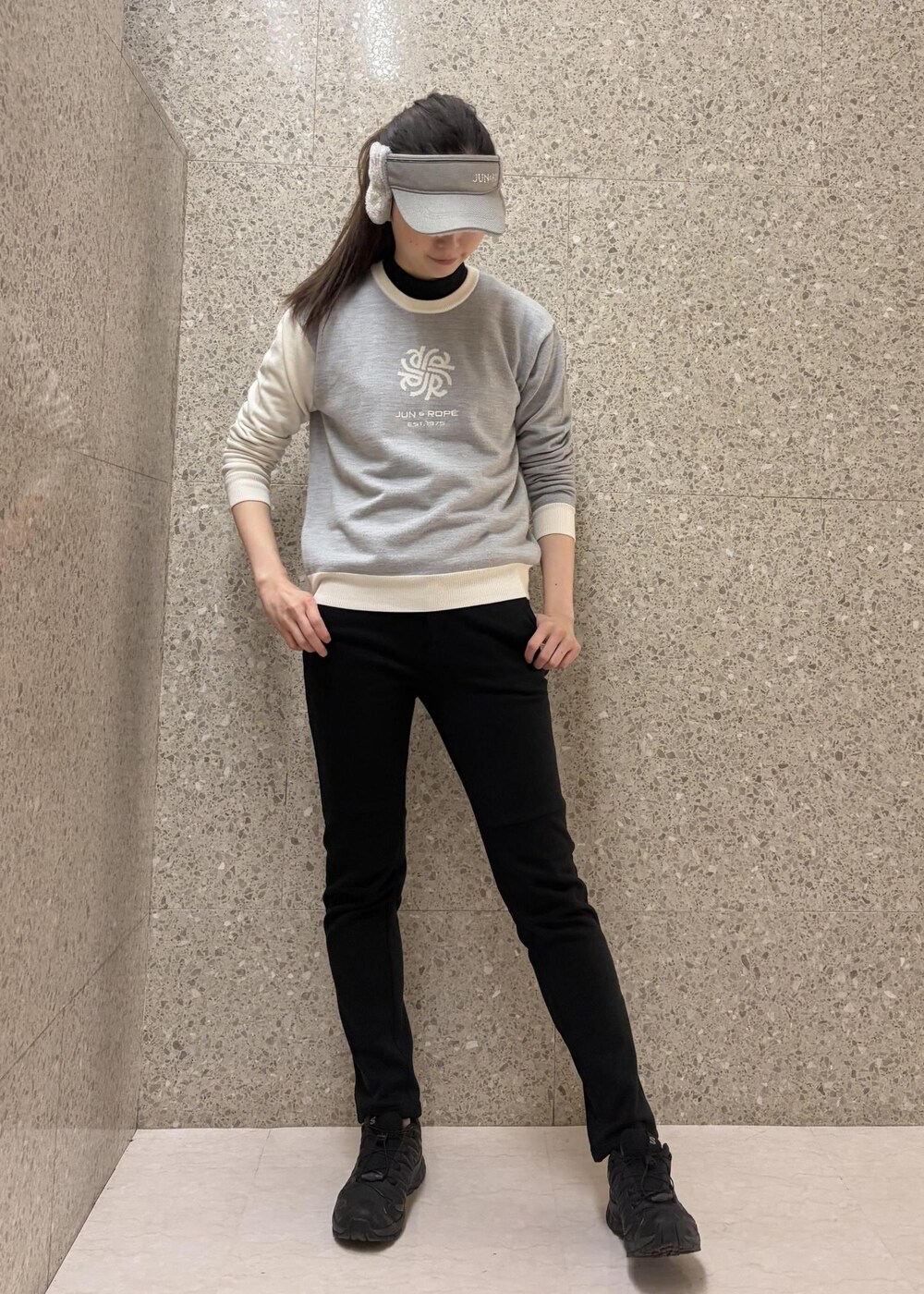 ブラック系のTシャツ/カットソー、ブラック系のその他パンツ、グレー系のニット/セーターを着用したレディースの秋コーディネートの3枚目の写真