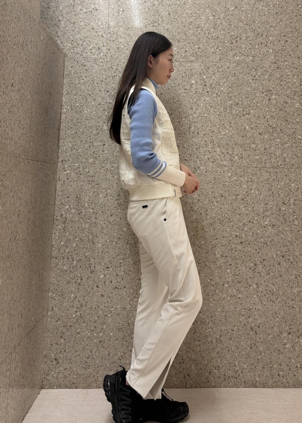 ブルー系のニット/セーター、ホワイト系のブルゾンを着用したレディースの秋コーディネートの2枚目の写真