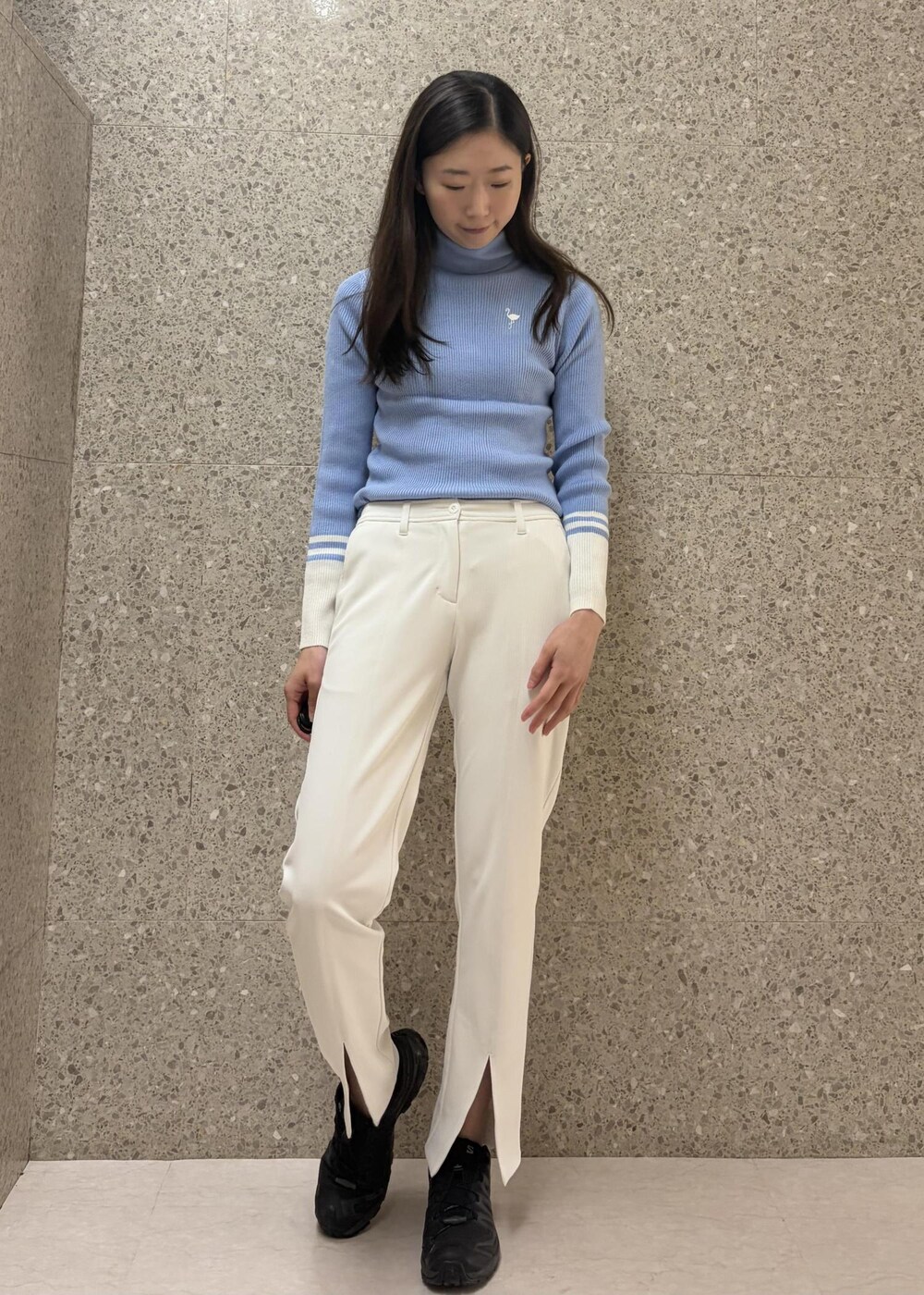 ブルー系のニット/セーターを着用したレディースの秋コーディネートの4枚目の写真