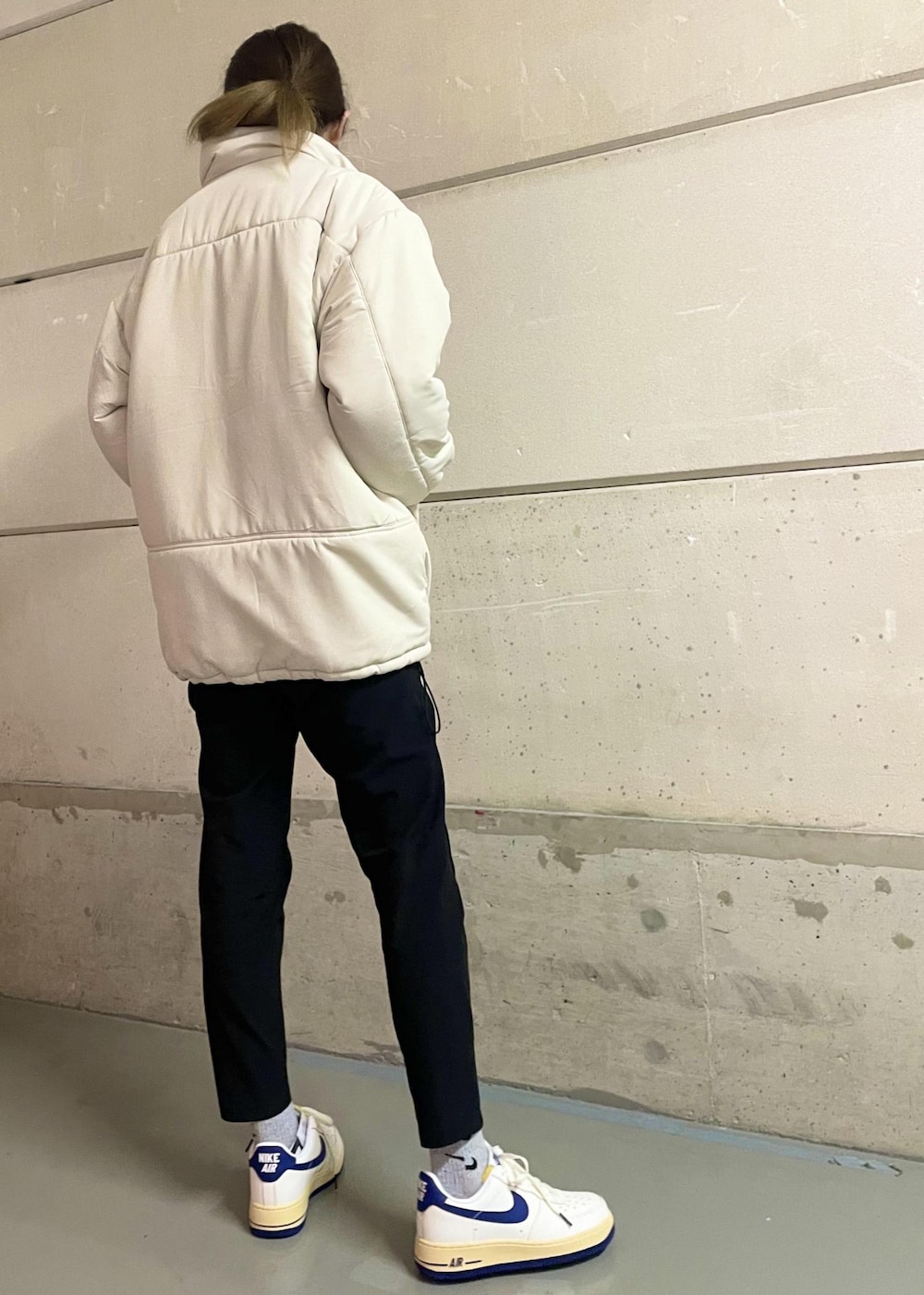 ブラック系のその他パンツ、ホワイト系のスニーカー、グレー系のニット/セーターを着用したレディースの冬コーディネートの3枚目の写真