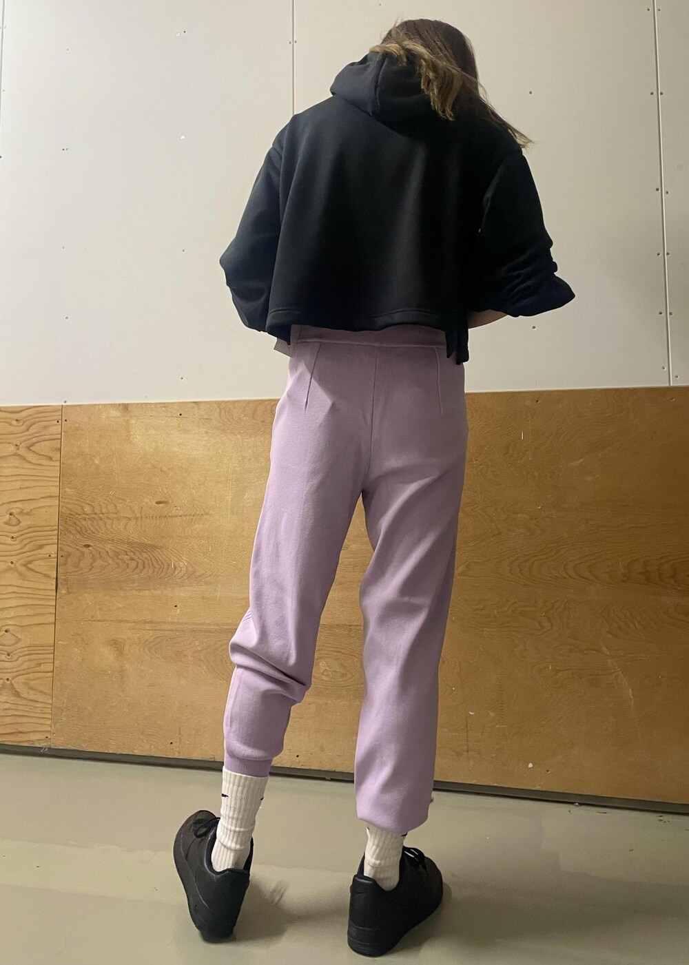 パープル系のその他パンツ、ホワイト系のパーカー、ブラック系のスニーカーを着用したレディースの冬コーディネートの5枚目の写真