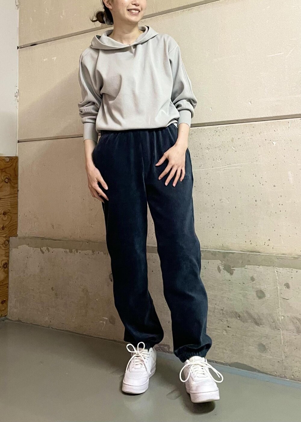 ホワイト系のスニーカー、ブラック系のその他パンツ、グレー系のパーカーを着用したレディースの冬コーディネートの2枚目の写真