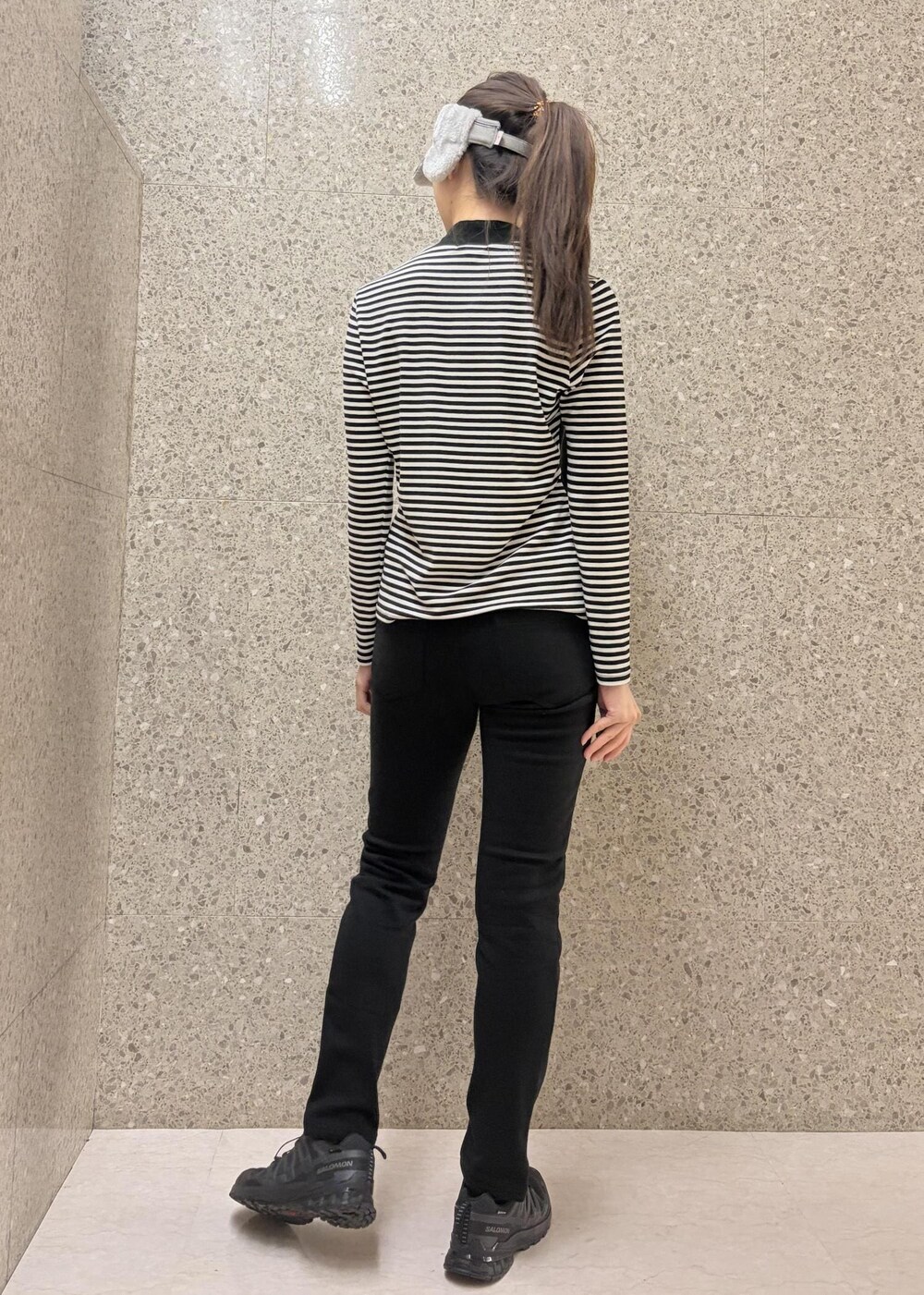 ブラック系のTシャツ/カットソー、ブラック系のその他パンツ、グレー系のサンバイザーを着用したレディースの秋コーディネートの4枚目の写真