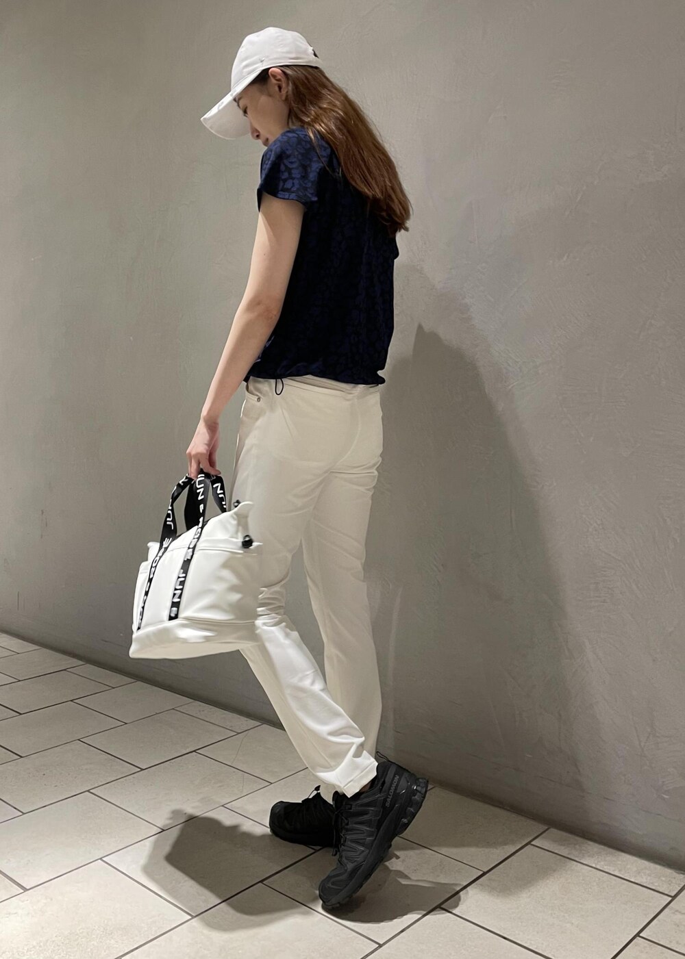 ホワイト系のハンドバッグ、ブルー系のTシャツ/カットソー、ホワイト系のその他パンツを着用したレディースの春コーディネートの4枚目の写真