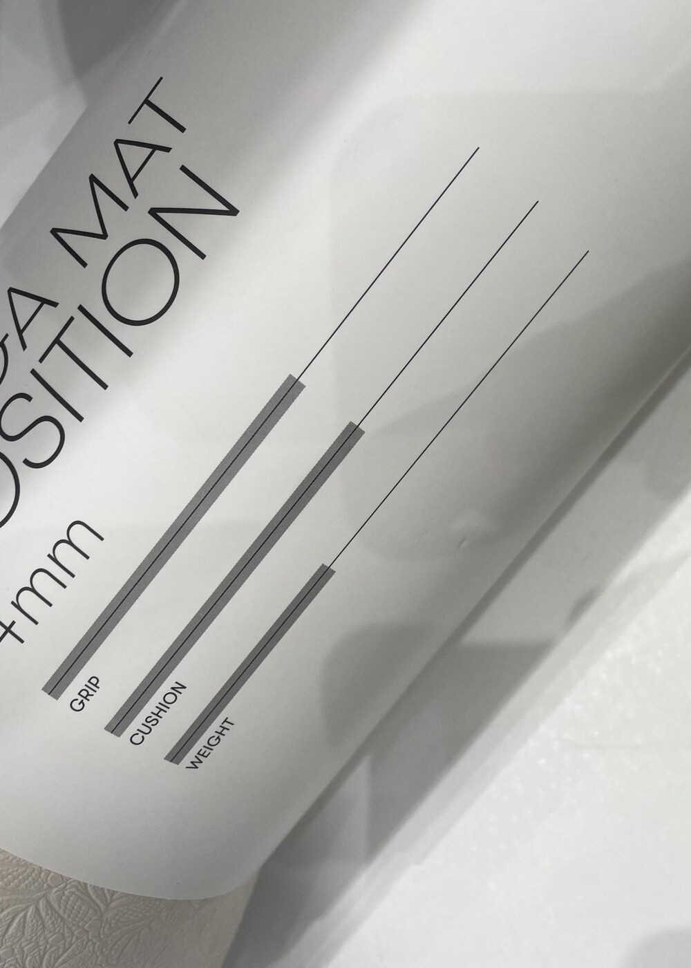 ブラック系のTシャツ/カットソー、ブラック系のスニーカー、イエロー系のレギンス/スパッツを着用したレディースの冬コーディネートの6枚目の写真