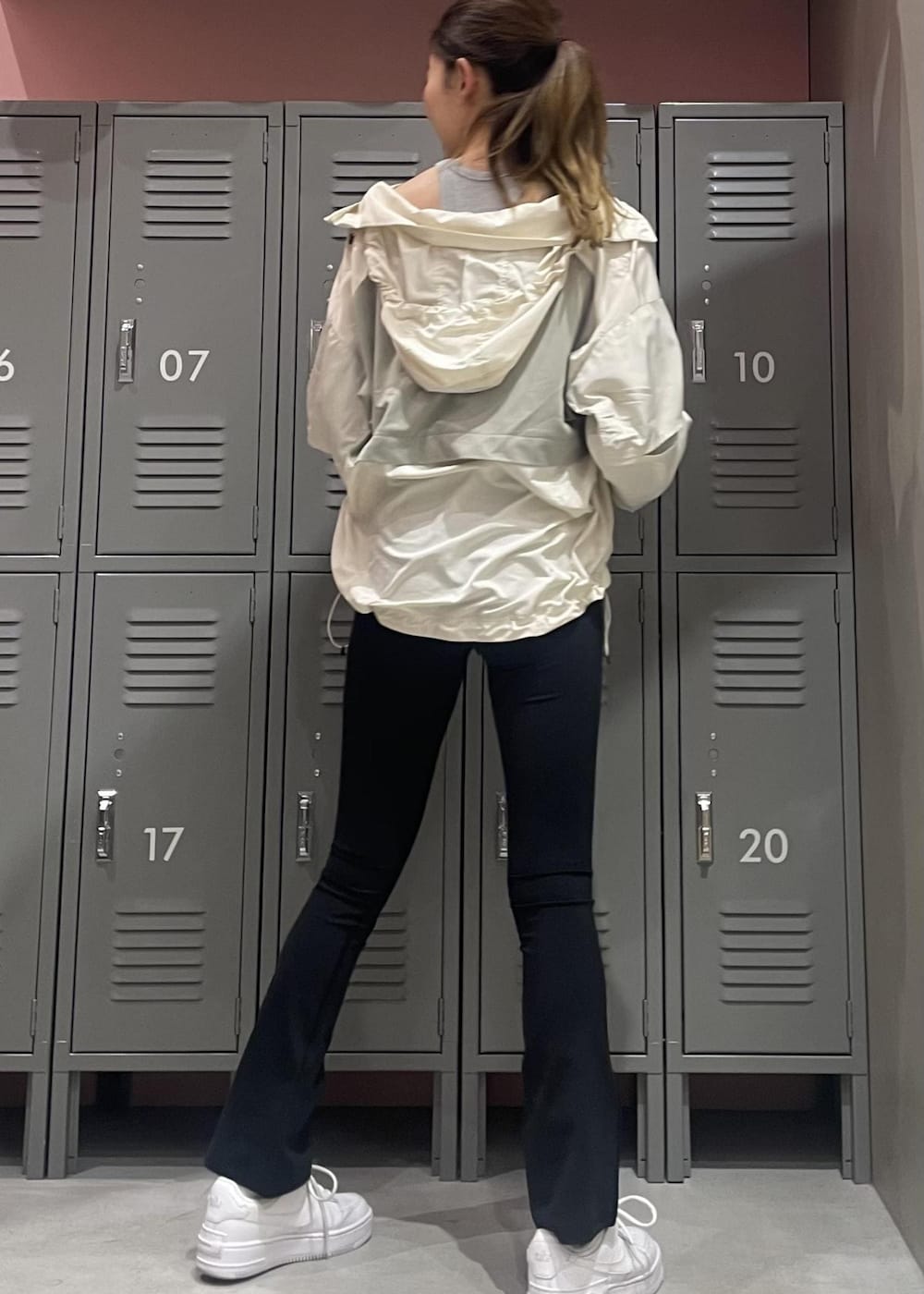 ホワイト系のスニーカー、ホワイト系のその他アウター、グレー系のタンクトップを着用したレディースの冬コーディネートの2枚目の写真