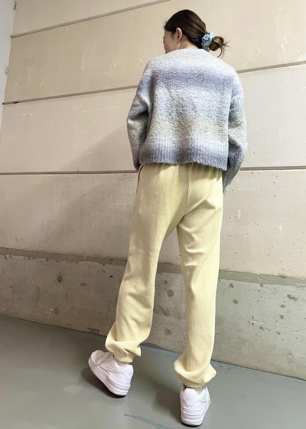 ホワイト系のスニーカー、ホワイト系のその他パンツ、グレー系のニット/セーターを着用したレディースの冬コーディネートの3枚目の写真