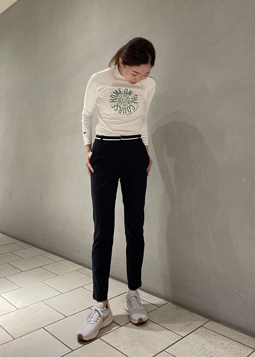 ブルー系のその他パンツ、グリーン系のTシャツ/カットソーを着用したレディースの夏コーディネートの2枚目の写真