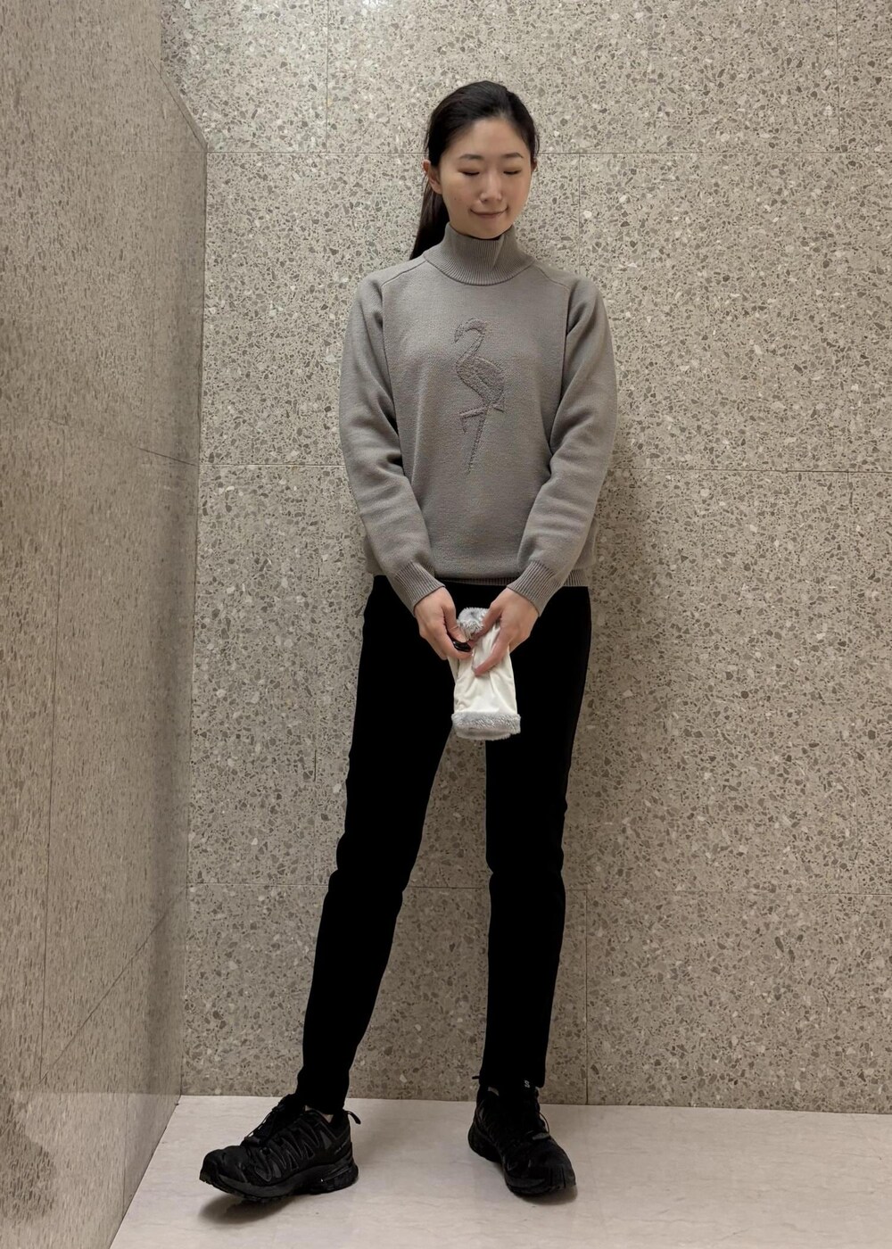 ベージュ系のニット/セーター、ブラック系のその他パンツ、ホワイト系の手袋を着用したレディースの秋コーディネートの4枚目の写真