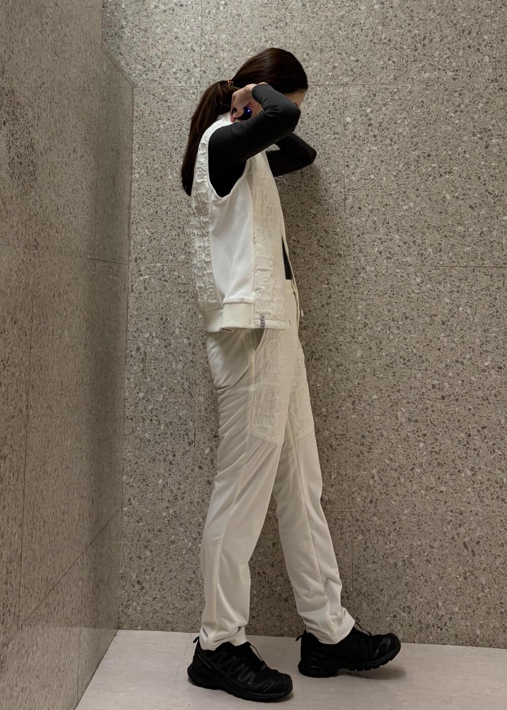 ホワイト系のブルゾン、グレー系のTシャツ/カットソー、ホワイト系のその他パンツを着用したレディースの冬コーディネートの4枚目の写真