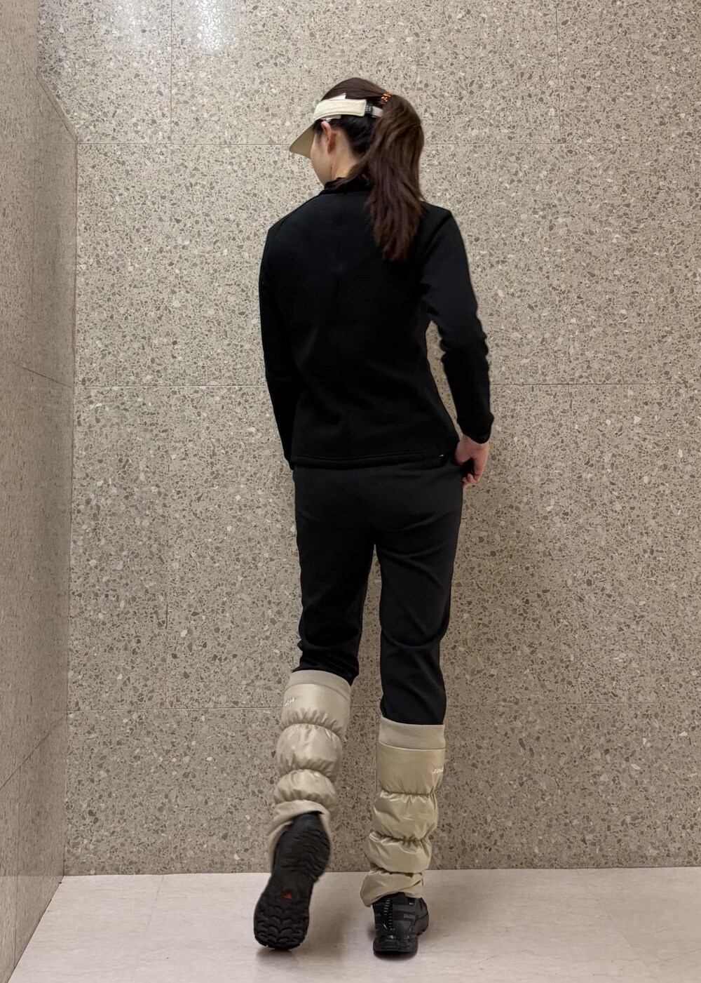 ブラック系のその他パンツ、ブラック系のTシャツ/カットソー、ベージュ系のサンバイザーを着用したレディースの冬コーディネートの3枚目の写真