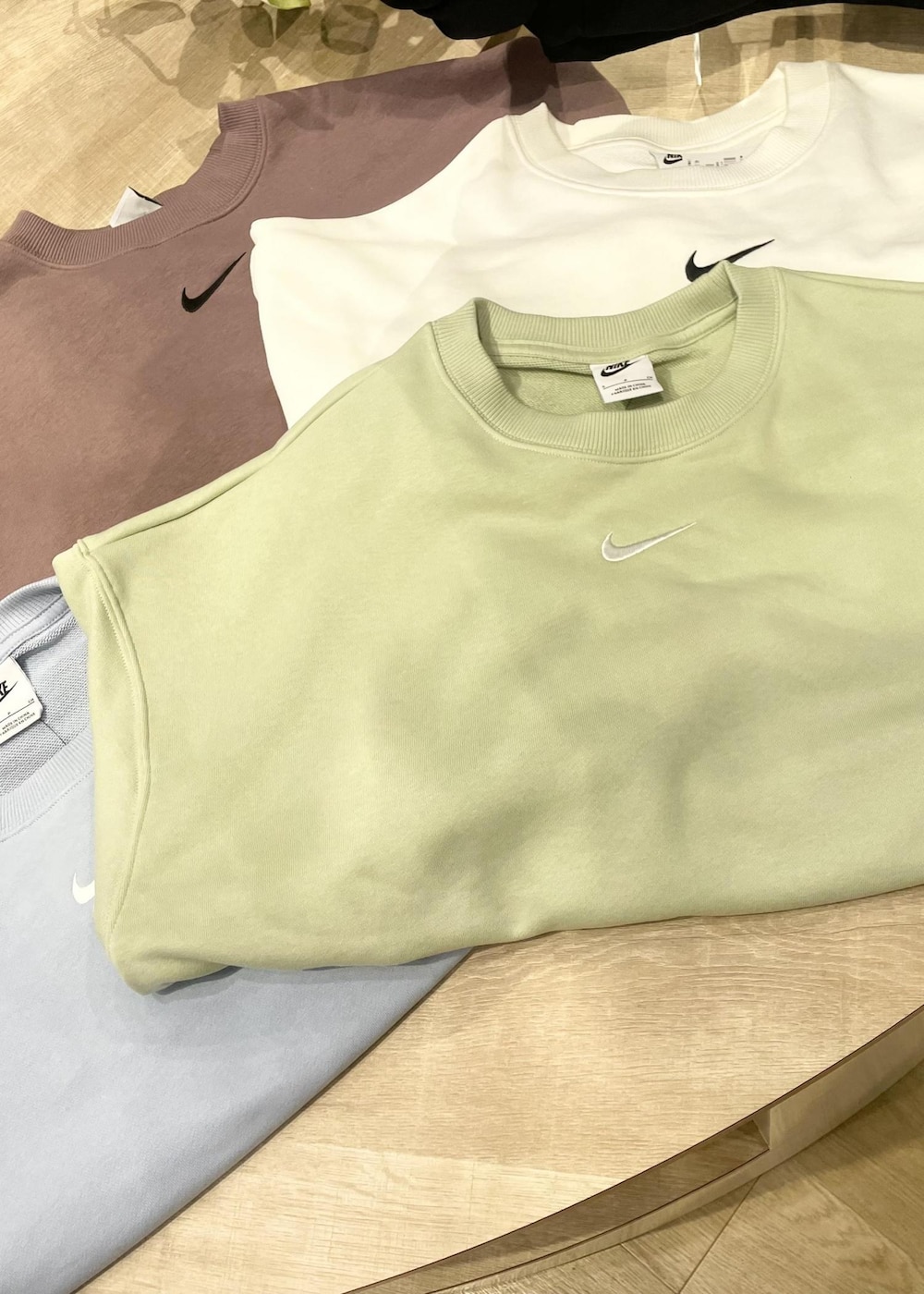 ホワイト系のスニーカー、グリーン系のスウェット、グレー系のレギンス/スパッツを着用したレディースの冬コーディネートの6枚目の写真