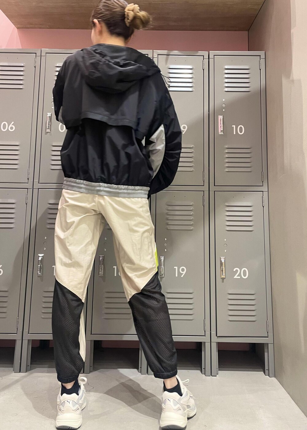「ブルゾン、Tシャツ、PUMA、NERGY、スニーカー、RUN、GYM、パンツ、バックスタイル、アスレジャー」｜「SN super.naturalの【super.natural】HORIZONTAL SNLOGO 半袖ロゴTシャツ（Tシャツ/カットソー、ブラック系）」を使った、YRYRさん（レディース・170cm）の冬コーディネートの2枚目の写真