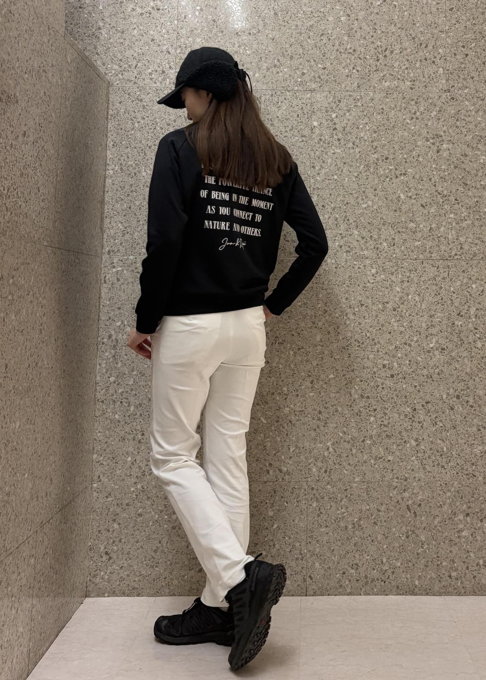 ブラック系のTシャツ/カットソー、ホワイト系のその他パンツ、ブラック系のTシャツ/カットソーを着用したレディースの冬コーディネートの4枚目の写真