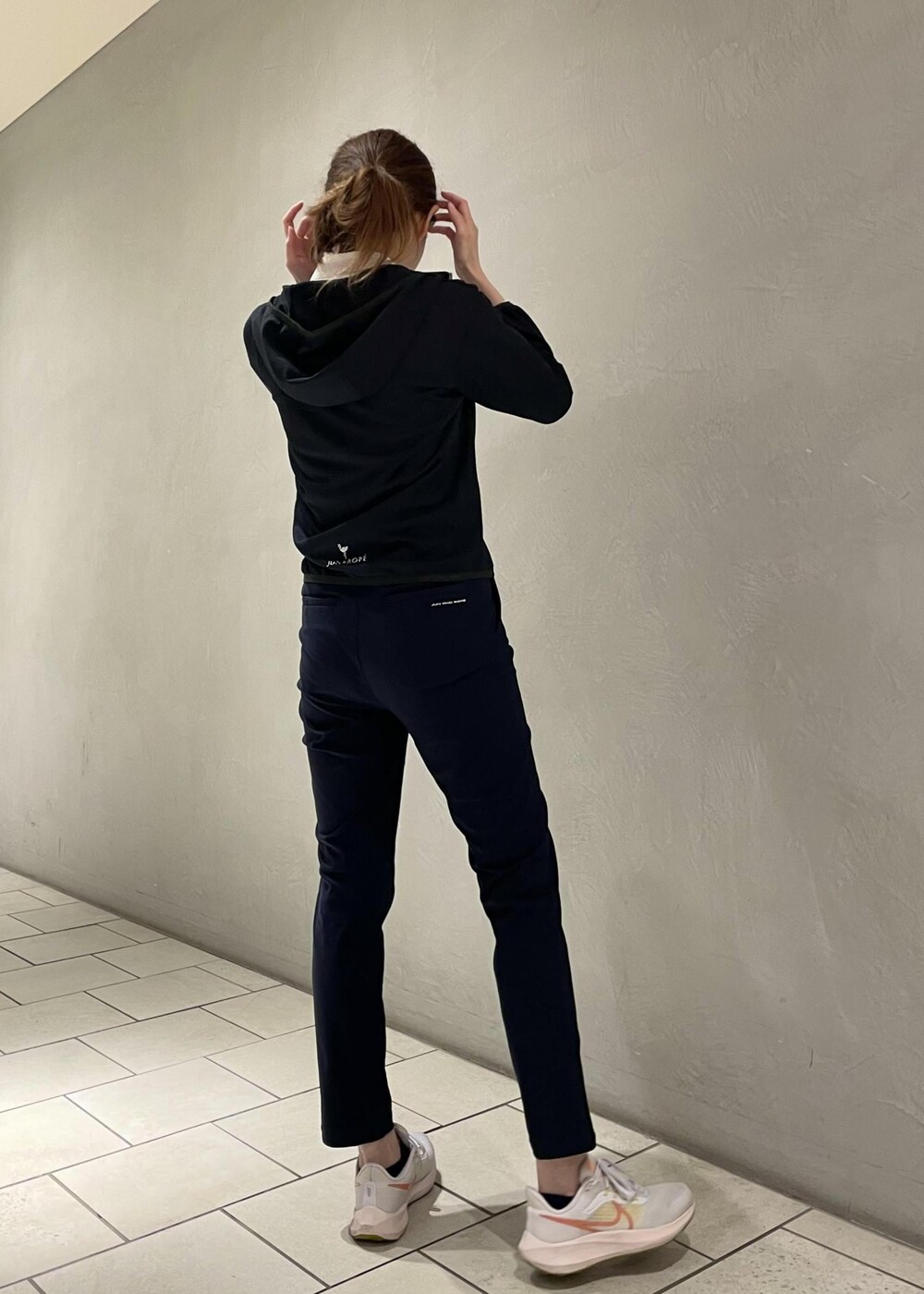 グリーン系のTシャツ/カットソー、ブラック系のパーカー、ブルー系のその他パンツを着用したレディースの夏コーディネートの3枚目の写真