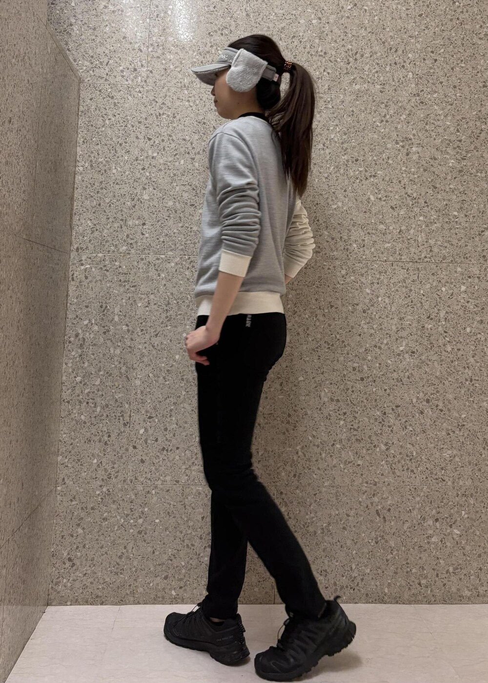 ブラック系のTシャツ/カットソー、ブラック系のその他パンツ、グレー系のニット/セーターを着用したレディースの秋コーディネートの4枚目の写真