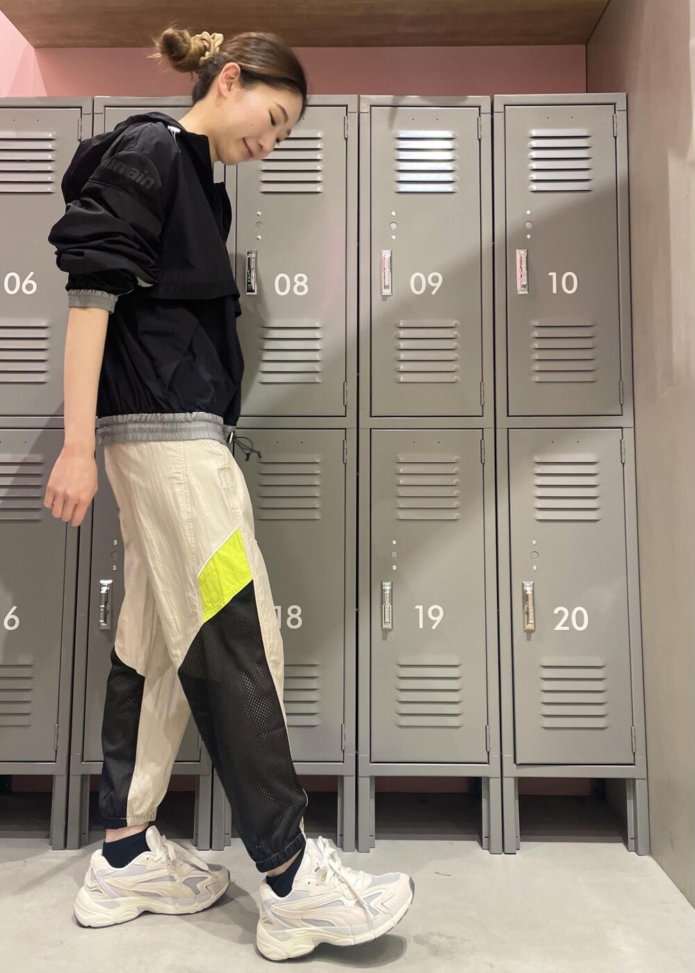 「ブルゾン、Tシャツ、PUMA、NERGY、スニーカー、RUN、GYM、パンツ、バックスタイル、アスレジャー」｜「SN super.naturalの【super.natural】HORIZONTAL SNLOGO 半袖ロゴTシャツ（Tシャツ/カットソー、ブラック系）」を使った、YRYRさん（レディース・170cm）の冬コーディネートの3枚目の写真