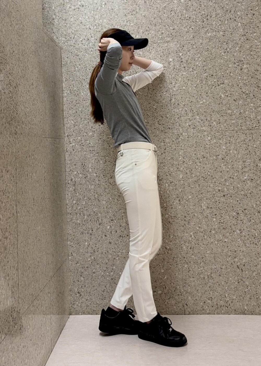 グレー系のTシャツ/カットソー、ホワイト系のその他パンツ、ホワイト系のベルトを着用したレディースの秋コーディネートの3枚目の写真