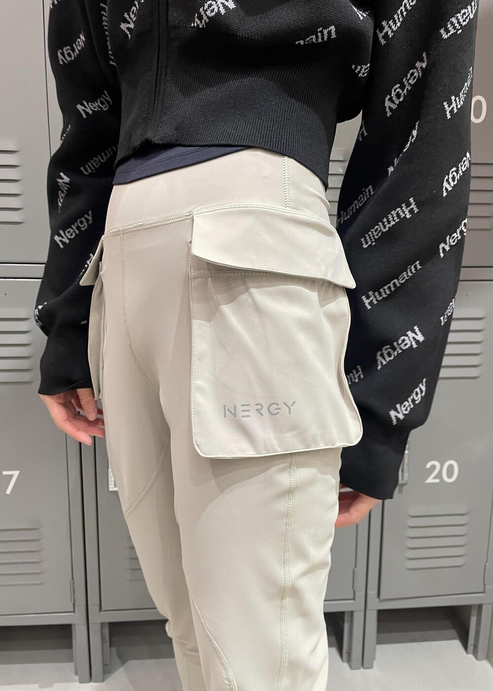 ブラック系のその他アウター、ホワイト系のスニーカー、グレー系のレギンス/スパッツを着用したレディースの冬コーディネートの7枚目の写真