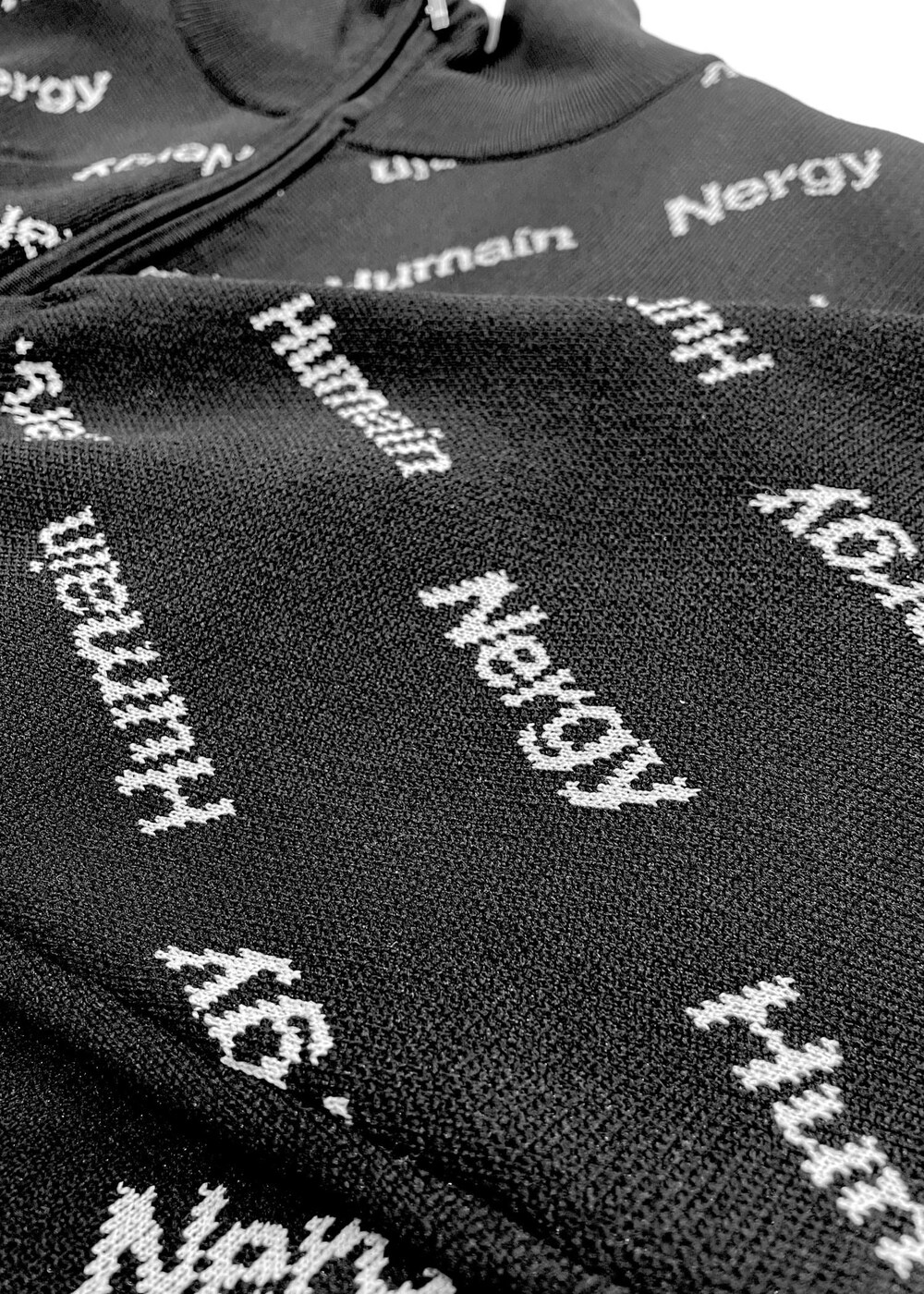 ブラック系のその他アウター、ブラック系のスカート、ブラック系のTシャツ/カットソーを着用したレディースの冬コーディネートの4枚目の写真